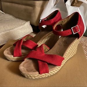 Tom’s wedge sandal